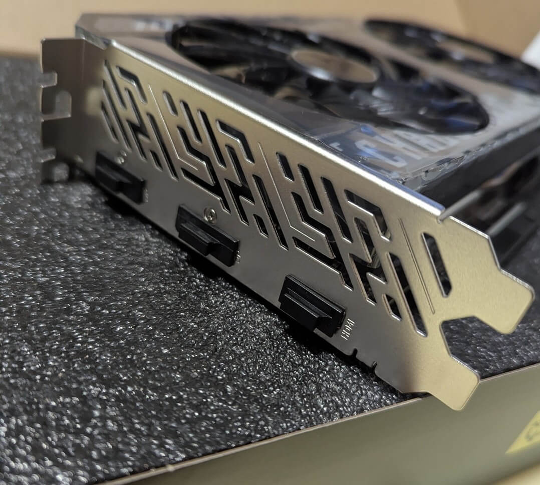 AMD Radeon 9060XT ポートはDPx3 + HDMI x1 2スロット占有