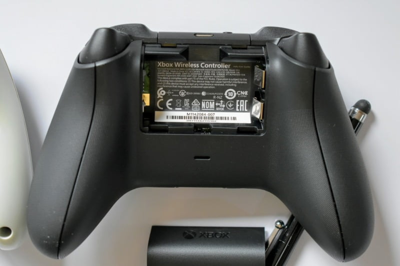 Xbox ワイヤレスコントローラーは単三電池を2つ使用